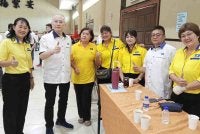 Ka Siong (dua dari kiri) bergambar bersama perwakilan ketika Konvensyen MCA Peringkat Negeri 2026 secara serentak di seluruh negara di Dewan Persatuan Vhe Ann Khor, Yong Peng, Batu Pahat.