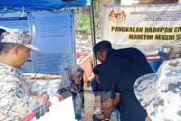 Beberapa ahli keluarga dilihat tidak dapat menahan sebak proses pengecaman berkenaan.