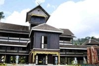 Barisan Exco Kerajaan Negeri pada 16 September mengumumkan penurunan Tuanku Muhriz Tuanku Munawir sebagai Yang di-Pertuan Besar, selain mengiktiraf Tunku Datuk Seri Nadzaruddin Tuanku Ja'afar sebagai pengganti berkuat kuasa serta-merta.