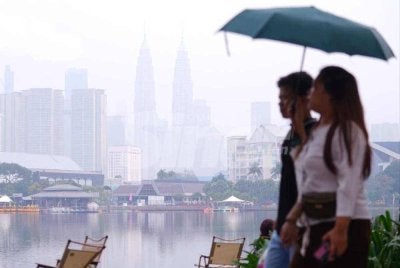 Pemandangan berjerebu dirakam ketika tinjauan Sinar Harian di Tasik Titiwangsa sekitar jam 3 petang pada Selasa. - FOTO : Mohd Halim Abdul Wahid