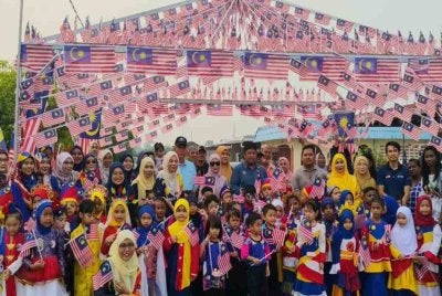 Kediaman Taraq Naemzia di Taman Cicely, Teluk Intan menerima kunjungan 150 murid Tabika Perpaduan sempena Program Perarakan Bulan Kebangsaan pada Selasa.