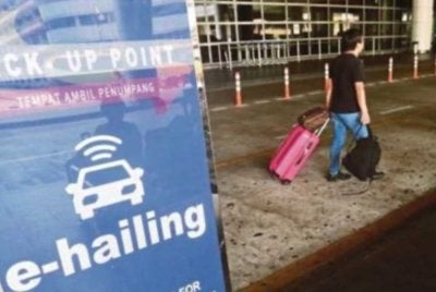 KLIA menyeragamkan caj kemasukan kenderaan e-panggilan kepada RM2 termasuk cukai di Terminal 1 dan Terminal 2, berkuat kuasa hari ini. - Gambar hiasan
