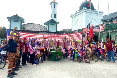 Jalur Gemilang yang dijahit oleh jemaah sebagai simbolik 69 tahun Kemerdekaan ditunjukkan kepada orang ramai. 
