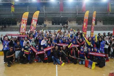 Para pemain meraikan kejayaan Wilayah Persekutuan Kuala Lumpur meraih pingat emas bola jaring SUKMA edisi ke-22 lalu.