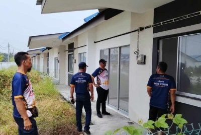 Noh (dua dari kanan) melakukan tinjauan di Taman Yu Legenda, Sungai Yu Tanjong Karang pada Rabu.