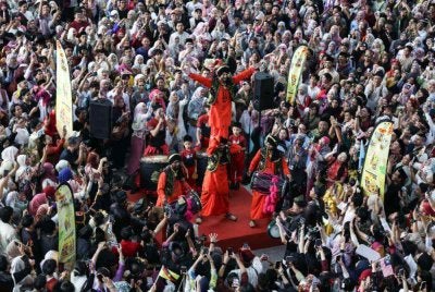 Suasana di Kuala Lumpur Central yang dibanjiri para peserta yang mengenakan kain sarong dan pakaian tradisional menggunakan perkhidmatan pengangkutan awam bagi menyertai Program Keretapi Sarong 2026 pada Rabu. Foto Bernama