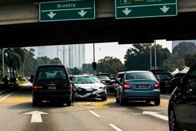 Seorang lelaki tempatan disahkan positif empat jenis dadah selepas kereta Honda Civic dipandunya terbabit dalam kemalangan yang merempuh tiga kenderaan lain di Jalan Kampung Bandar Dalam, di sini, kelmarin.