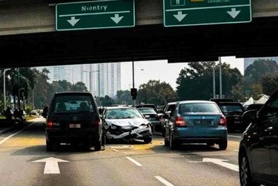 Seorang lelaki tempatan disahkan positif empat jenis dadah selepas kereta Honda Civic dipandunya terbabit dalam kemalangan yang merempuh tiga kenderaan lain di Jalan Kampung Bandar Dalam, di sini, kelmarin.