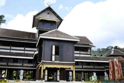 Barisan Exco Kerajaan Negeri pada 16 September mengumumkan penurunan Tuanku Muhriz Tuanku Munawir sebagai Yang di-Pertuan Besar, selain mengiktiraf Tunku Datuk Seri Nadzaruddin Tuanku Ja'afar sebagai pengganti berkuat kuasa serta-merta.