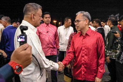 Fahmi tiba bagi menghadiri Sambutan Hari Malaysia Peringkat Kebangsaan 2026 di Pusat Konvensyen Borneo Kuching pada Rabu. Foto Bernama