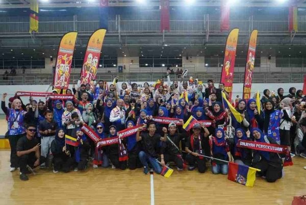 Para pemain meraikan kejayaan Wilayah Persekutuan Kuala Lumpur meraih pingat emas bola jaring SUKMA edisi ke-22 lalu.