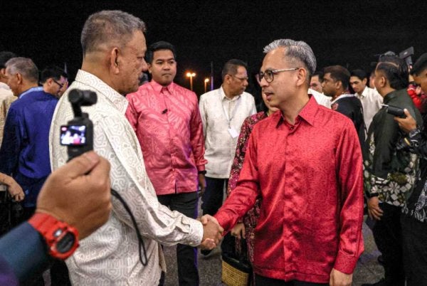 Fahmi tiba bagi menghadiri Sambutan Hari Malaysia Peringkat Kebangsaan 2026 di Pusat Konvensyen Borneo Kuching pada Rabu. Foto Bernama