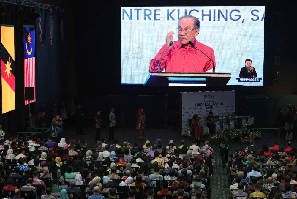 Anwar berucap pada Sambutan Hari Malaysia Peringkat Kebangsaan 2026 di Pusat Konvensyen Borneo Kuching malam Rabu. Foto Bernama