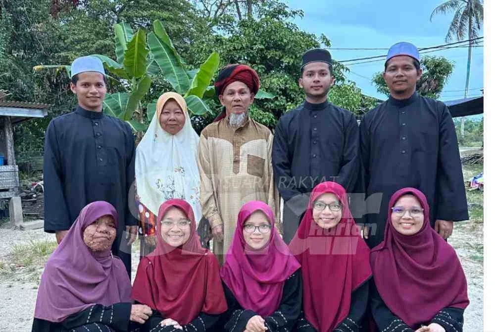Kak Noor (kiri) bersama adik beradik dan Ibu bapanya.