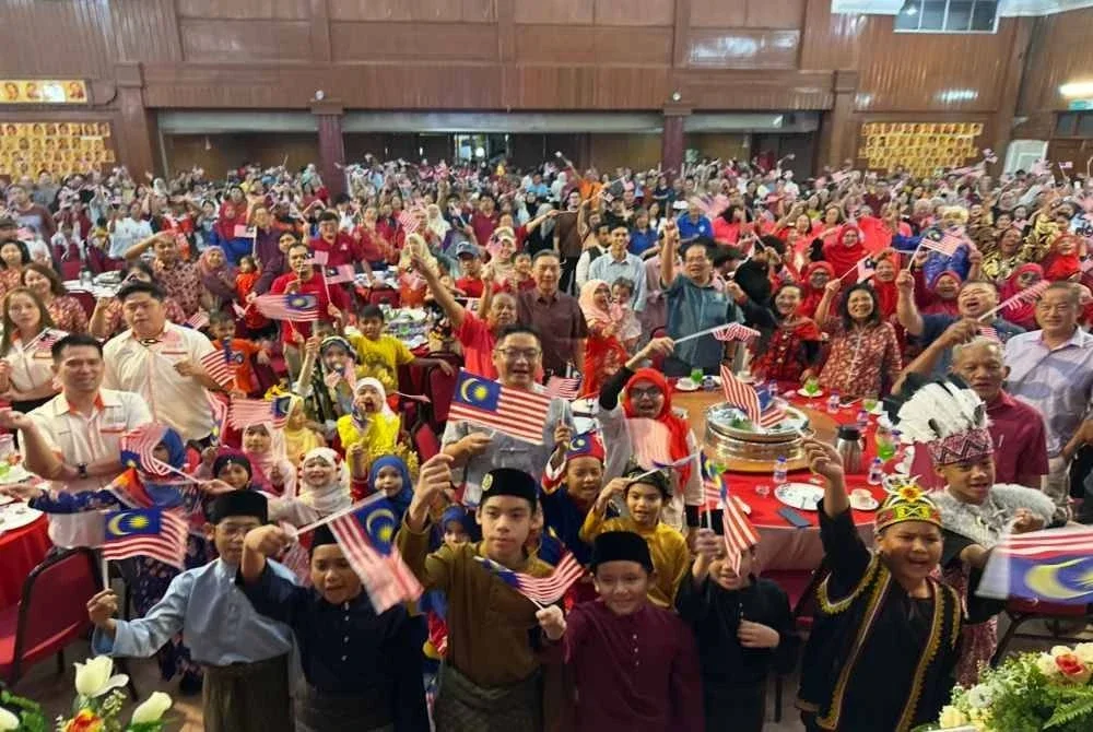Orang ramai yang hadir mengibarkan jalur gemilang bagi mempamerkan semangat patriotik.
FOTO: SINAR HARIAN / ADILA SHARINNI WAHID