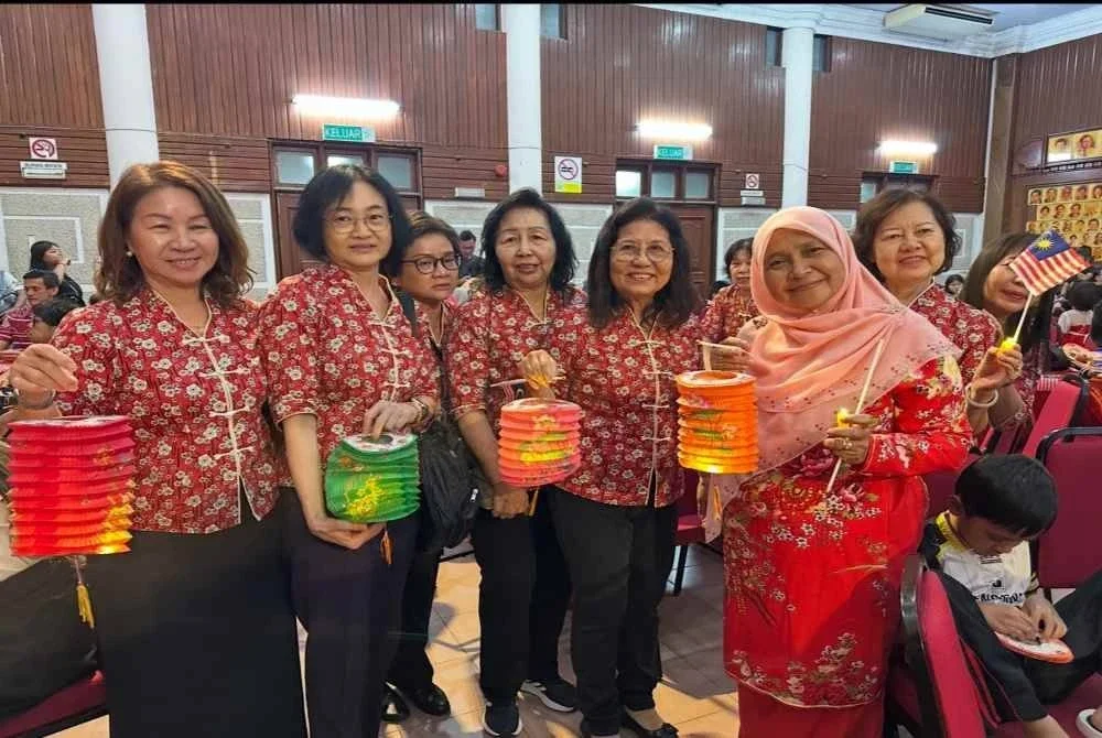 Dr Hafidzah (dua dari kanan) bersama wanita Tionghua Kelantan yang hadir ke program pada Rabu.
FOTO: SINAR HARIAN / ADILA SHARINNI WAHID