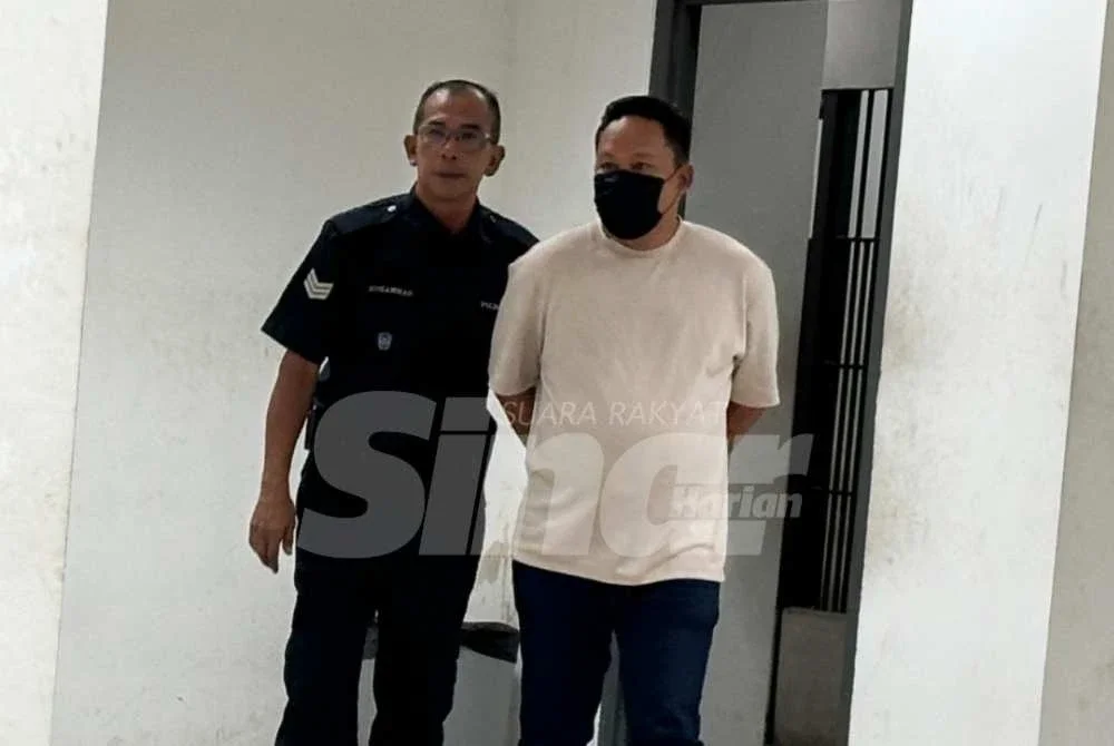 Polis membawa Mohamed Nisa (kanan) menuju ke bilik mahkamah. Foto SINAR HARIAN/ADILA SHARINNI WAHID