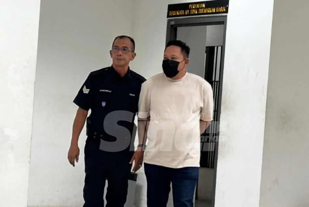 Mohamed Nisa (kanan) dikawal polis keluar dari lokap mahkamah. Foto SINAR HARIAN/ADILA SHARINNI WAHID