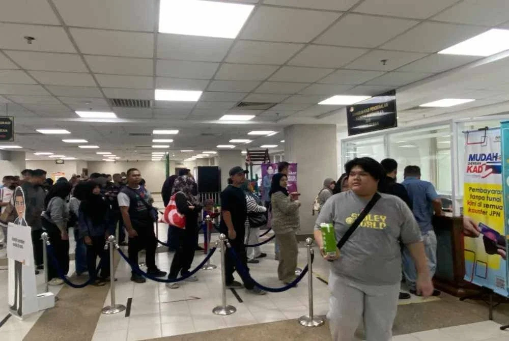 Orang ramai sedang beratur untuk dapatkan nombor giliran.
