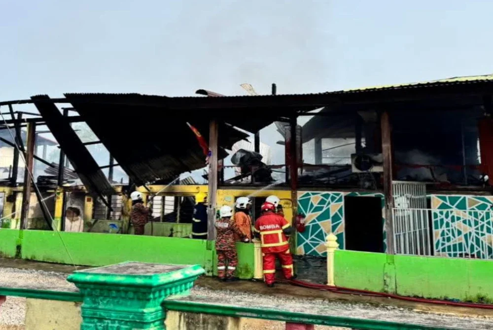 Bangunan Pasti Gajah Mati bersebelahan Pejabat Pas Kawasan Pendang, Kampung Charok Kudong terbakar dalam kejadian pada Khamis. Foto media sosial
