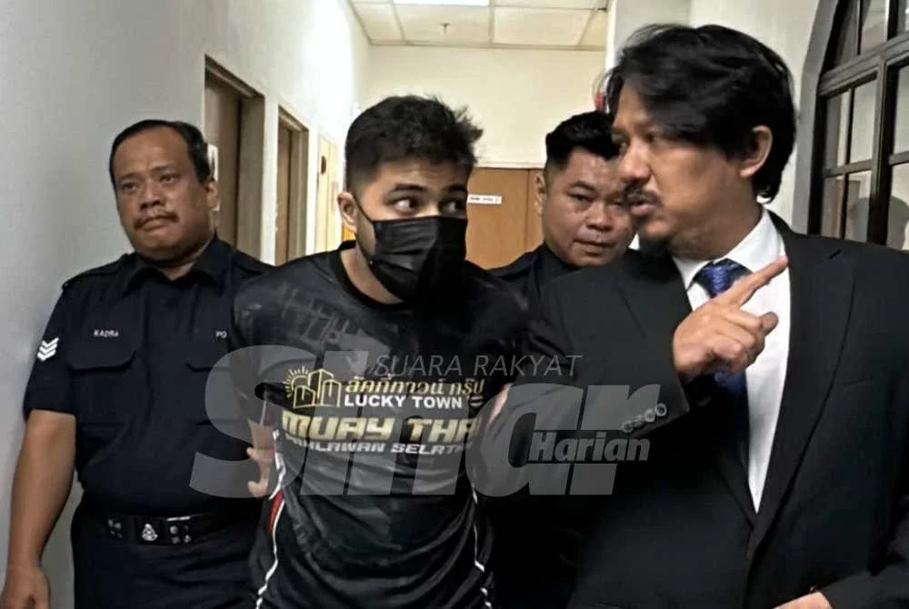 Muhammad Haziq (tengah) didakwa di Mahkamah Sesyen dan Majistret Johor Bahru.