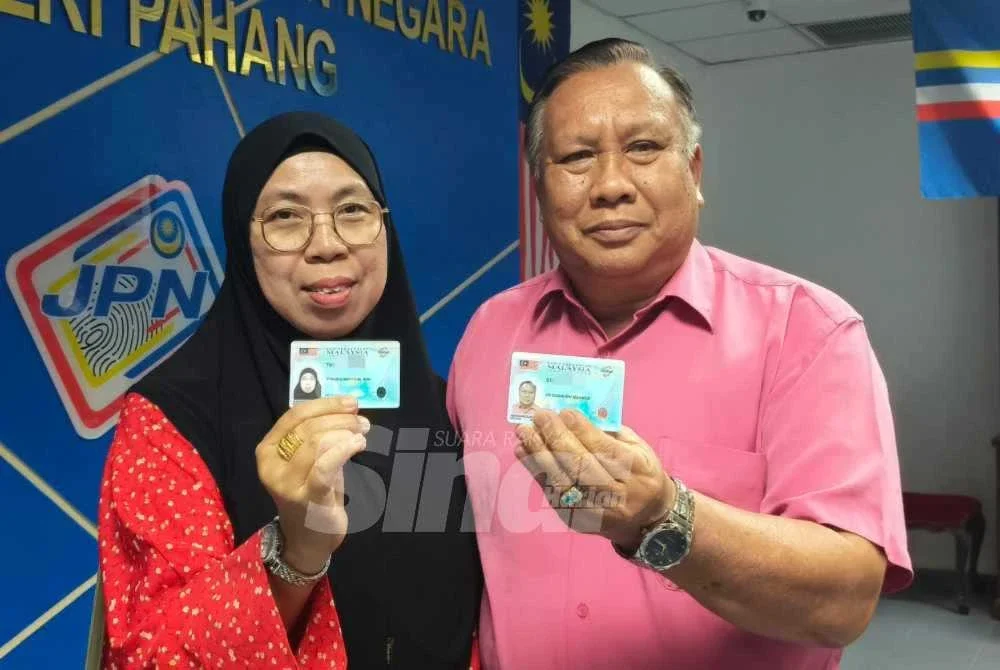Ab Ghani dan isteri menunjukkan MyKad genearsi baharu masing-masing.