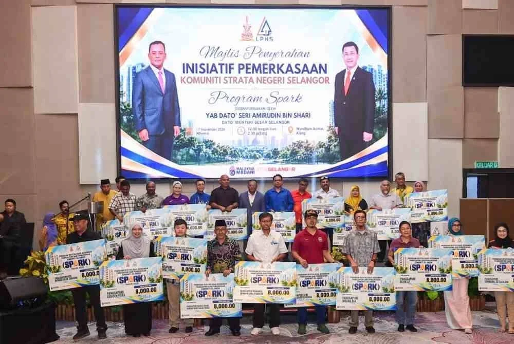 Amirudin (tengah baris belakang) bergambar bersama penerima pada Majlis Penyerahan Inisiatif Pemerkasaan Komuniti Strata Negeri Selangor 2026 di sini, Khamis.