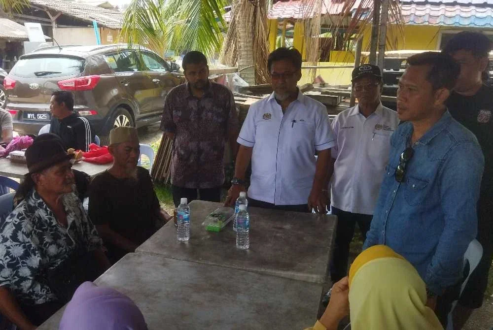 Khairul (berdiri, kanan) ketika ditemui di di Pos Pangkalan Hadapan Jeti Sementa Kapar di sini pada Khamis.