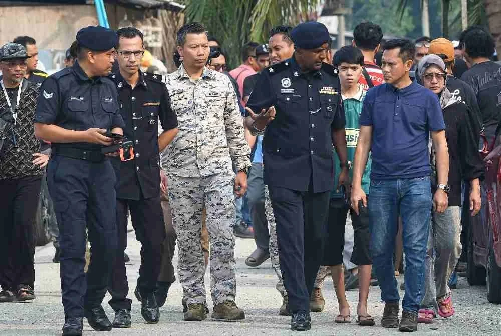 Pegawai polis memberi penerangan kepada ahli keluarga tiga pemancing yang dilaporkan hilang sebelum proses pengecaman mayat melalui gambar.