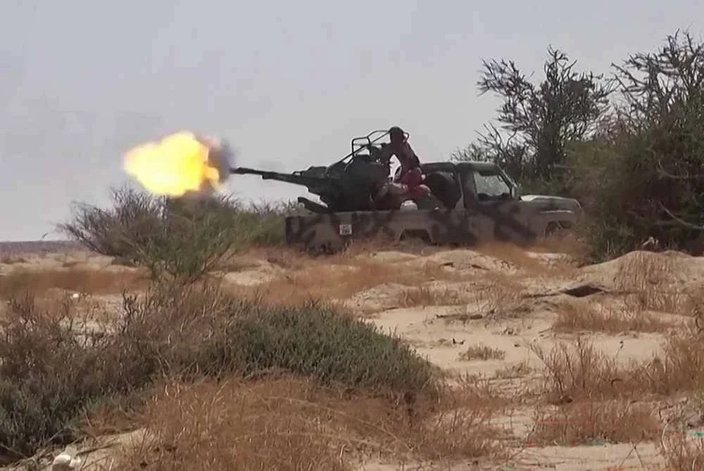 Pertempuran sengit antara pasukan kerajaan Yemen dan Huthi turut berlaku di kawasan berhampiran sempadan Riyadh. - Foto AFP