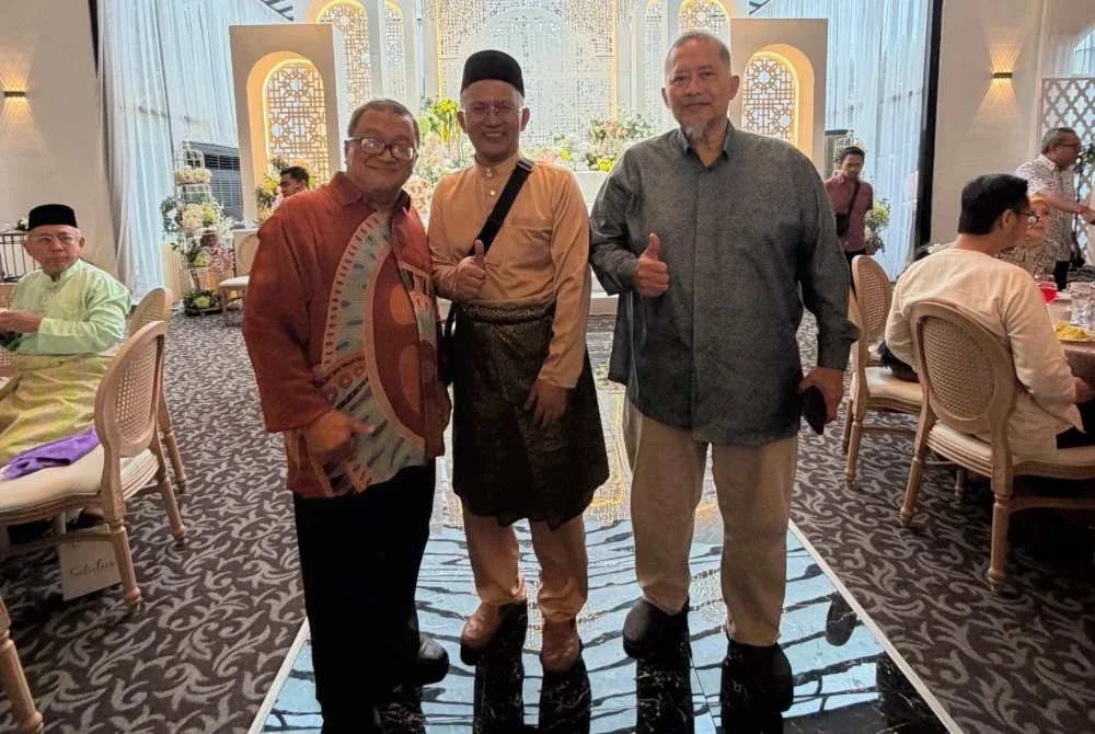 Iskandar (kanan) dan Datuk Dr Ab. Halim Tamuri (kiri) ketika menghadiri majlis perkahwinan anak penulis di Glass Hall by Lugar De La Boda, Puchong pada 13 September lalu.