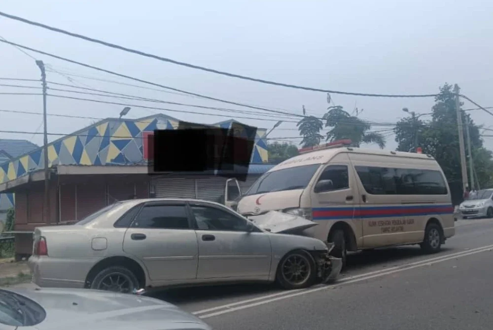 Ambulans yang merempuh Proton Waja selepas merempuh Perodua Viva. - FOTO: Polis