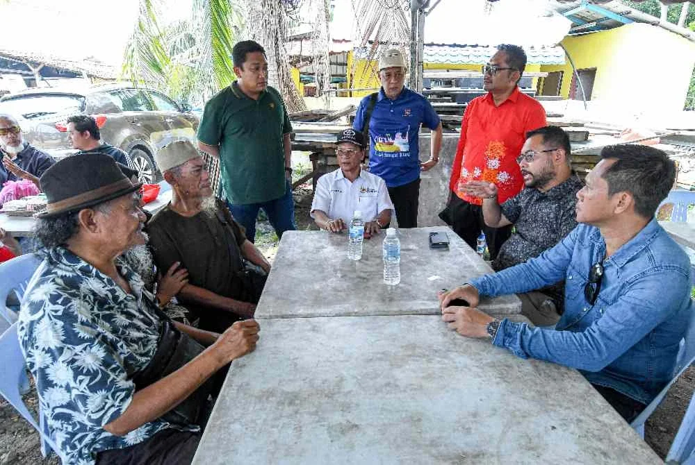  Setiausaha Politik Menteri Besar Selangor, Saifuddin Shafi Muhammad (dua kanan) bersama ahli keluarga mangsa menunggu perkembangan operasi mencari dan menyelamat (SAR) mangsa yang masih hilang di Pos Kawalan Tempat Kejadian, Jeti Sementa Klang pada Khamis. Foto Bernama 