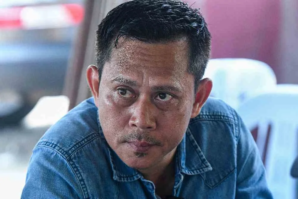 Khairul ditemui wartawan ketika menunggu perkembangan operasi SAR anak saudaranya, salah seorang daripada dua mangsa yang dilaporkan masih hilang di Pos Kawalan Tempat Kejadian, Jeti Sementa Klang pada Khamis. Foto Bernama
