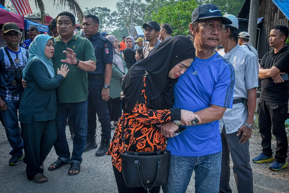 Reaksi ahli keluarga mangsa yang hilang di perairan One Fathom Bank berdekatan Pulau Ketam ketika menanti maklumat terkini operasi mencari dan menyelamat (SAR) di Pangkalan Hadapan Carilamat (PHC), Jeti Sementa Klang pada Khamis. Foto Bernama