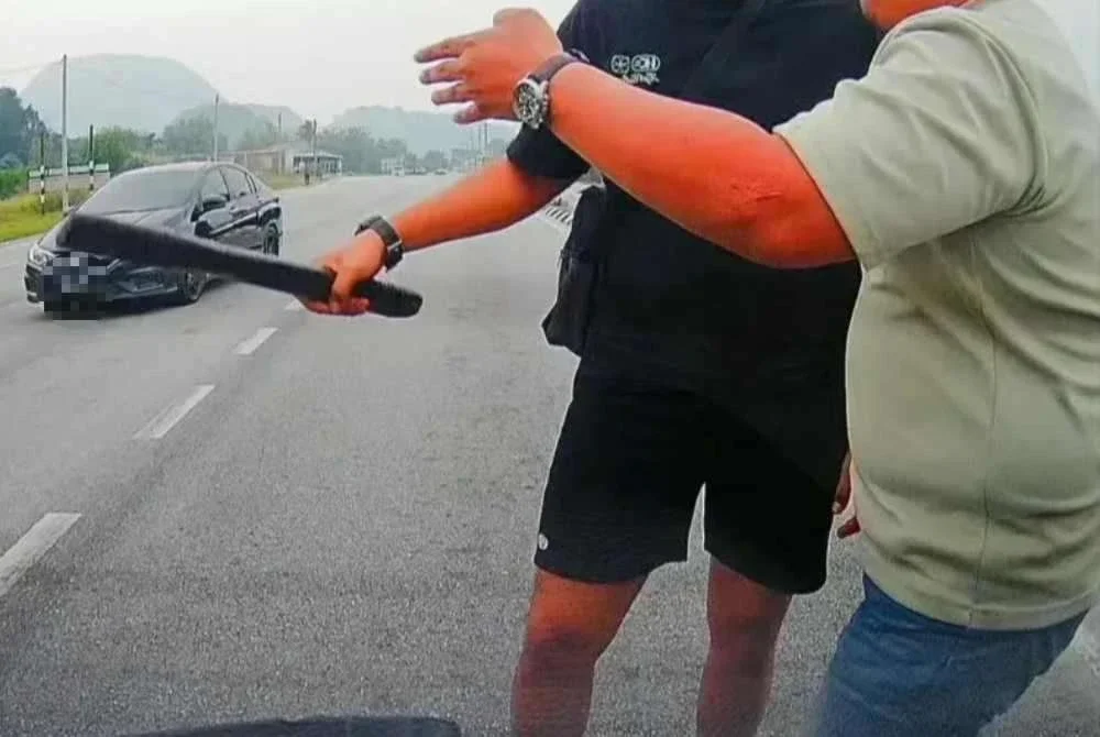 Tangkap layar video yang tular di media sosial.