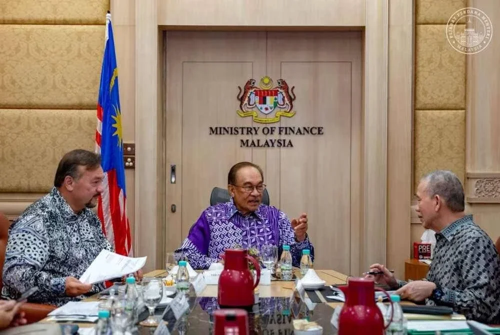 Anwar bersama Fadillah (kanan) dan Amir Hamzah ketika mesyuarat khas berkaitan elektrik di bangunan Perbendaharaan, Putarajaya pada Khamis. - FOTO: Facebook Anwar Ibrahim