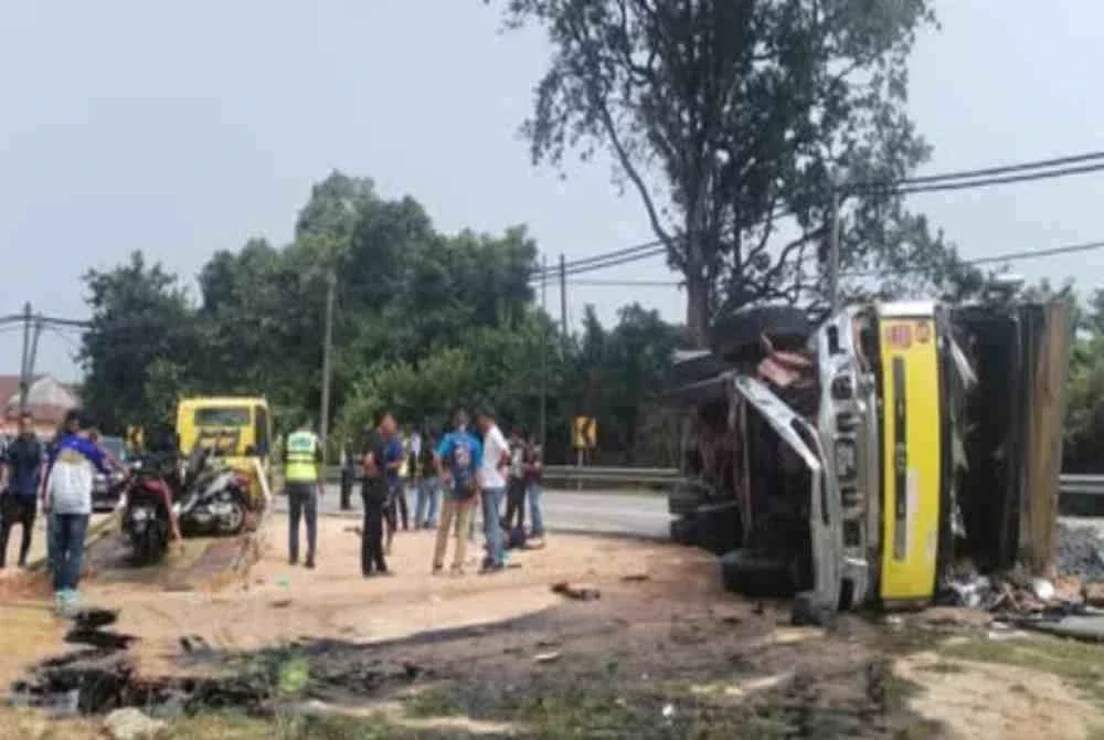 Akibat perlanggaran itu, lori tersebut terbabas sebelum melanggar motosikal yang ditunggang Mohd Zamri bersama Norlyana.