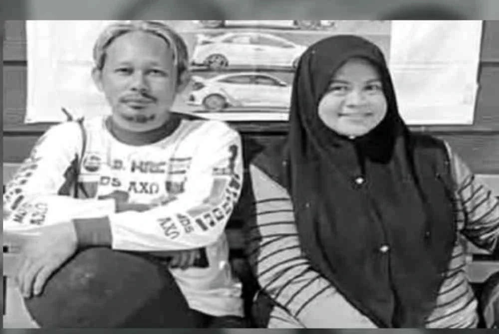 Mohd Zamri Mohd Zaki, 41, dan isterinya Norlyana Ismail, 45 maut selepas motosikal yang dinaiki terlibat dalam kemalangan membabitkan sebuah lori tanah dan tiga motosikal di Jalan Gong Kedak di sini pagi Khamis.