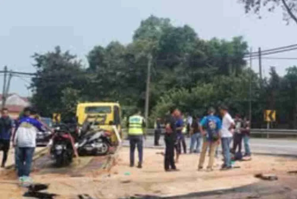 Dalam kejadian sama, sebuah lagi motosikal yang ditunggang lelaki berusia 51 tahun bersama isterinya yang berusia 50 tahun dipercayai terlanggar muatan tanah yang terjatuh.