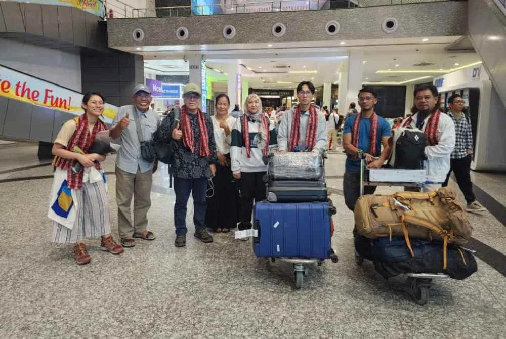 Johan (tiga dari kiri) bersama pasukannya yang sudah tiba di Kathmandu sudah bersedia menakluki EBC.