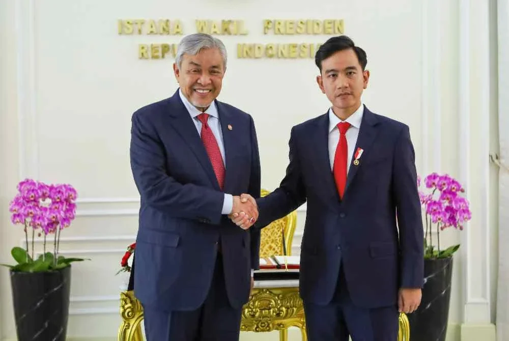 Ahmad Zahid (kiri) mengadakan pertemuan dengan Gibran di Istana Wakil Presiden. Foto Bernama