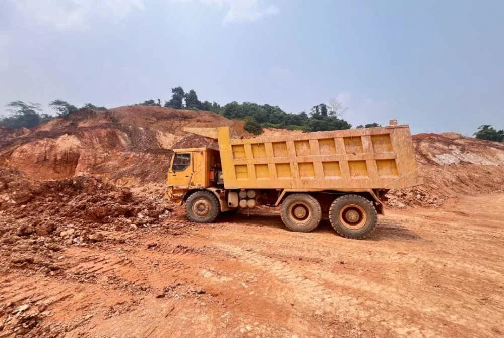 Antara jentera berat yang digunakan oleh suspek untuk kerja-kerja mengorek dan memindahkan tanah.