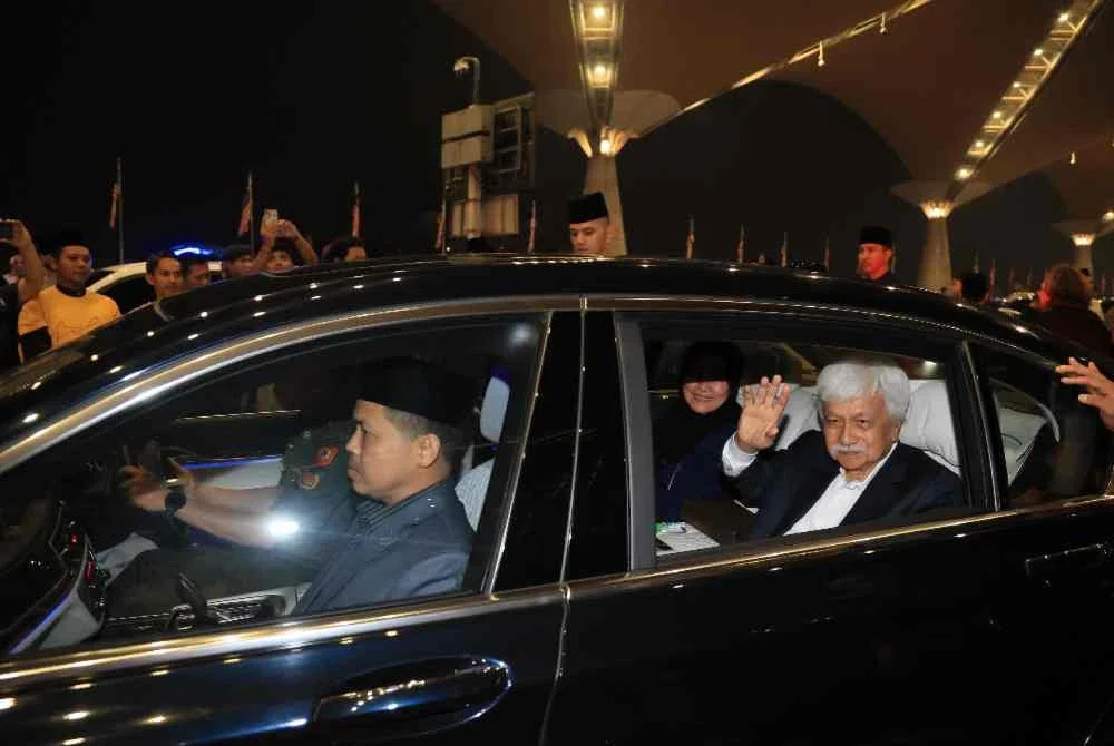 Tuanku Muhriz tiba di Lapangan Terbang Antarabangsa Kuala Lumpur (KLIA) Terminal 1 (T1). Foto Bernama