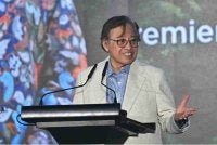 Abang Johari menyeru generasi muda Sarawak dipersiapkan untuk mengambil alih
kepimpinan negeri itu.