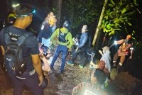 Kelima-lima mangsa ditemui selamat, namun dalam keadaan mengalami kekejangan otot akibat keletihan. Foto Bomba Perak