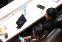 Menteri Thailand didakwa tonton konsert melalui tablet ketika sidang belanjawan.