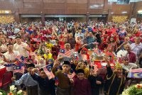 Orang ramai yang hadir mengibarkan jalur gemilang bagi mempamerkan semangat patriotik.
FOTO: SINAR HARIAN / ADILA SHARINNI WAHID