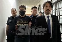 Muhammad Haziq (tengah) dibawa ke Mahkamah Sesyen dan Majistret Johor Bahru atas empat pertuduhan.