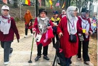 Sebahagian pesara yang menyertai Fun Walk Hari Malaysia di Taman Tasik Shah Alam.